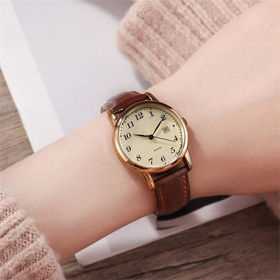 Die Uhr-Leder-Band-passen kleine Gesichts-Damen der Legierungs-Kasten-Frauen Brown-Lederband auf