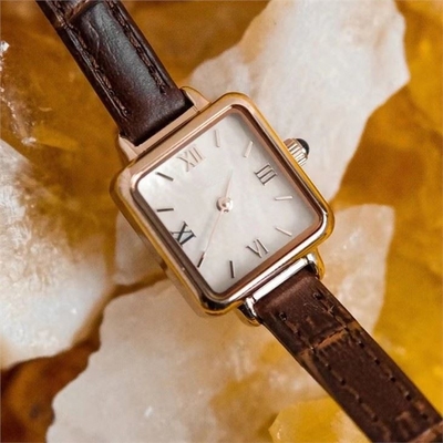 Quadratische das Gesichts-Uhr der Retro- Uhr-Rindleder-Bügel-Frauen Farbkleinen Browns ledernen