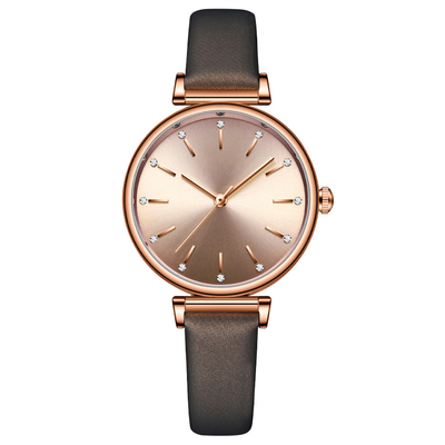 Die Stulpen-Uhr-Lederband-Luxusdamen-Uhren der Legierungs-Quarz-Frauen lederner